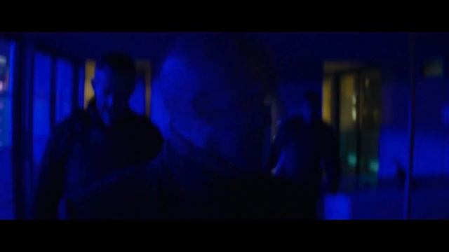 Мне не двигаться? Руки на стол! Ладно.. Но вас это не спасёт!!! Форсаж: Хоббс и Шоу (2019) смотреть онлайн