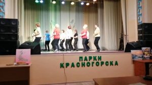 Пенсионеры "Чудесного настроения" танцуют линейный танец "Замечательный сосед"
