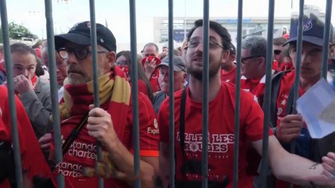 Финал Лиги чемпионов в Париже обернулся массовыми ...дками, давкой на стадионе и стычками с полицией