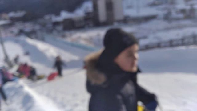 Архыз катаемся с горки на ватрушках!!! смотреть онлайн