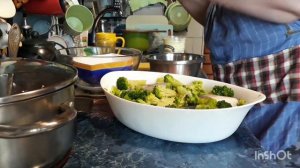 Запекаю скумбрию с брокколи.