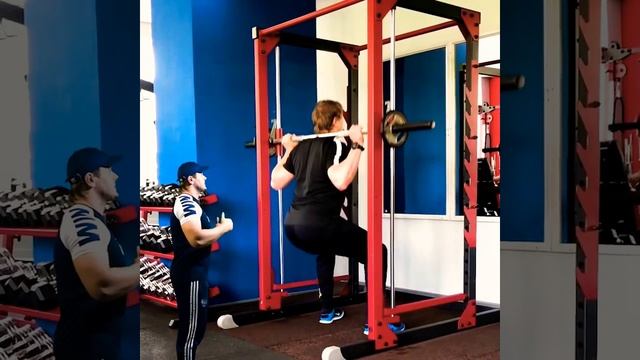 Приседания в смите ноги спереди на ширине плеч смотреть онлайн