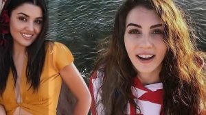 Декольте Burcu Özberk стало событием!