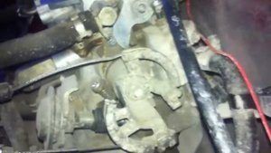 MAZDA 121 DB. Регулировка дроссельной заслонки. 3