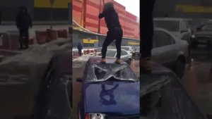 В Новом Уренгое мужчина разбил машину кувалдой возле ТЦ