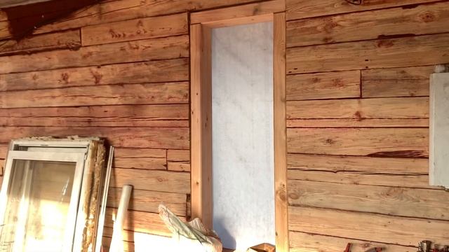 Ремонт деревенского дома: очистка стен от старой краски.