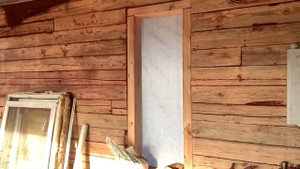 Ремонт деревенского дома: очистка стен от старой краски.