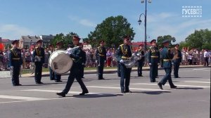 "ПОБЕДНЫЙ МАРШ". ДЕФИЛЕ ВОЕННОГО ОРКЕСТРА НА ПЛОЩАДИ В ГУСЕВЕ