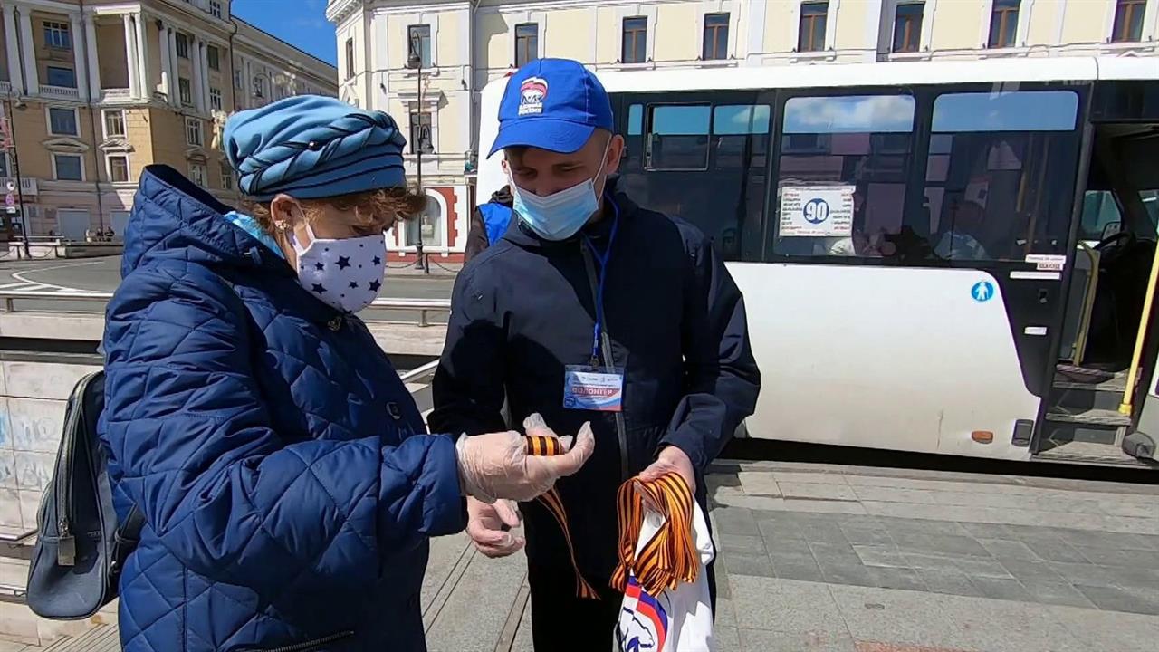 В России стартовала традиционная акция "Георгиевская ленточка"