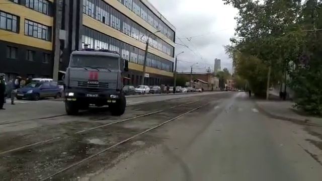 К Пермскому госуниверситету едут скорая и ОМОН смотреть онлайн