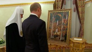 Владимир Путин поздравил с днем рождения патриарха Кирилла и подарил ему картину