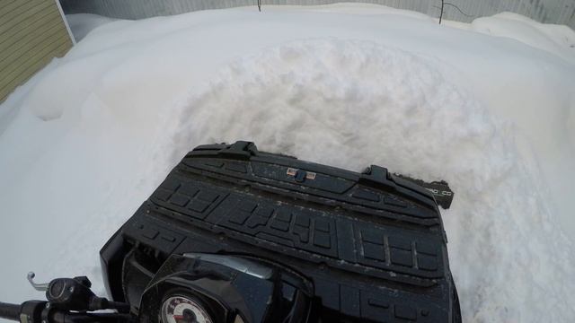 Убираем снег на квадроцикле с отвалом смотреть онлайн