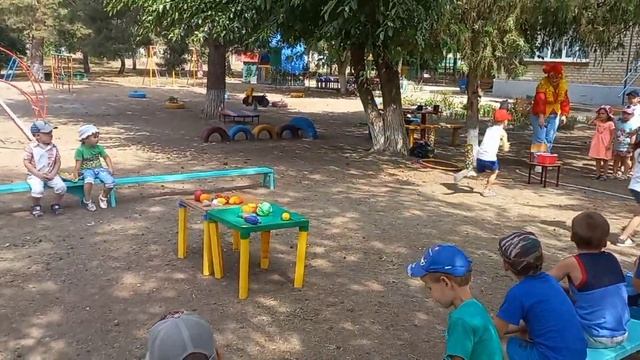 Это лето поёт, это лето нам дарит праздник.... смотреть онлайн