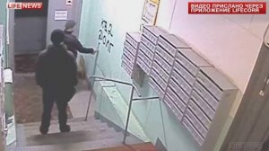 Коллекторы разрисовали подъезд жилого дома в Москве оскорблениями