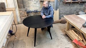 Классика на конических ножках: круглый дубовый стол