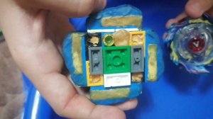 Волчки из Лего против Бейблейдов.