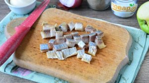 Немецкий салат с селедкой, яблоком и картошкой