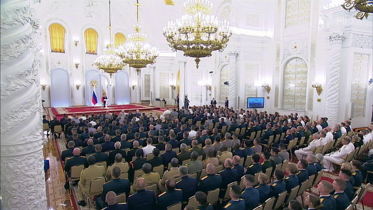 Верховный главнокомандующий встретился в Кремле с выпускниками военных вузов