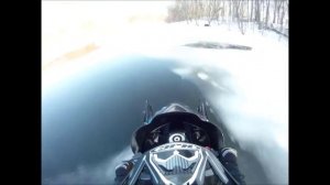 Снегоход едет по воде