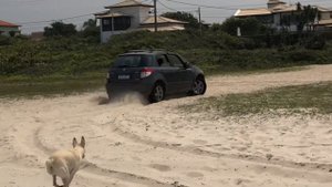 Suzuki SX4 AWD na areia de praia pneu 215/65/16