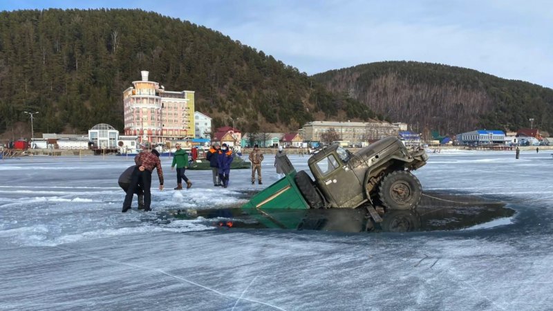 ? ? Два грузовых автомобиля провалились под лёд на Байкале | ТНВ