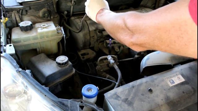 Peugeot 407 1,8 Пежо 407 2005 года Замена ремня ГРМ роликов и помпы 1часть смотреть онлайн