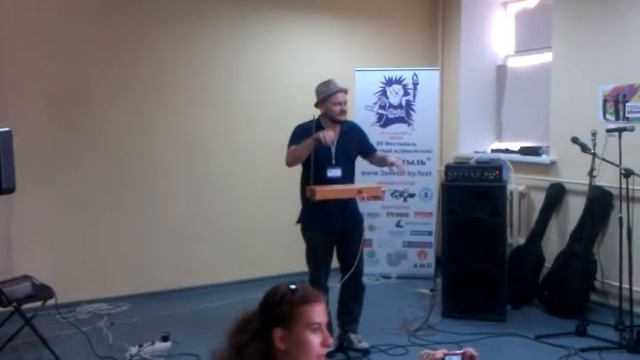 Андрей Коровайко играет на терменвоксе. смотреть онлайн