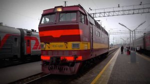 Электровоз ЧС4Т-490 маневрирует