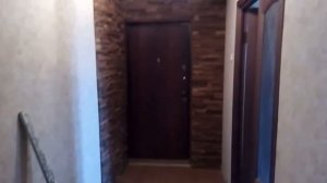 Камень укладка на стены с обоями.