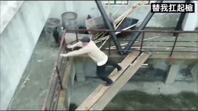 He defeated a group of strong martial arts masters with bare hands.