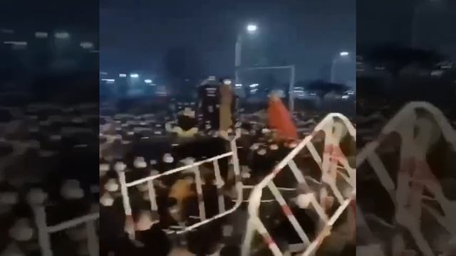 Жестокие протесты вспыхнули в Китае на территории завода Foxconn, на котором собираются iPhone