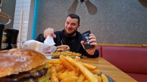 Фаст фуд в Стамбуле, 6 этажный сочный бургер!