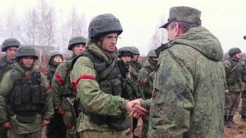 Командующий войсками Центрального военного округа Александр Лапин вручил российским бойцам