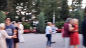 В ТИХОМУ САДОЧКУ ЖДЕ ДІВЧИНА.ЖДЕ!!!