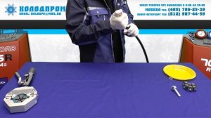 Гидравлический кримпер Mastercool 71500 для трубок и шлангов автокондиционера в работе.