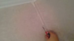 Как обрезать обои под багетом и стык в стык!