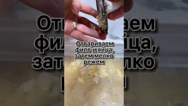 Сытный салат с курицей и ананасами