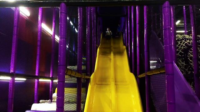 Сандра, девочка с розовыми волосами и Анна в развлекательном "Боше-парк". Стоит ли вести ребенка? смотреть онлайн