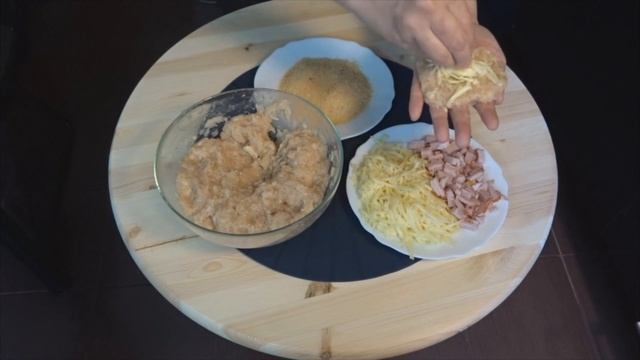 Котлеты куриные с ветчиной и сыром. смотреть онлайн