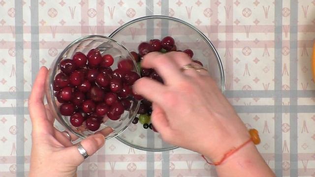 Воздушный манник на кефире с ягодами