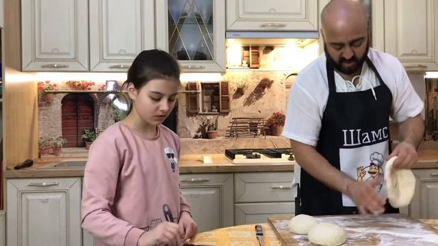 Лёгкий способ приготовления пиццы с креветками, курицы и грибами!