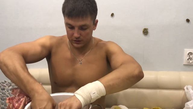 КАК ПРИГОТОВИТЬ СВИНЫЕ СТЕЙКИ I МАРИНАД I МЯСО НА УГЛЯХ смотреть онлайн