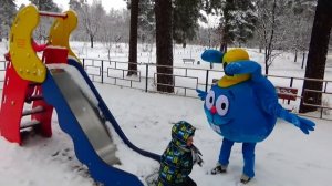 Полина и Кролик Друзья на детской площадке смешное видео для детей