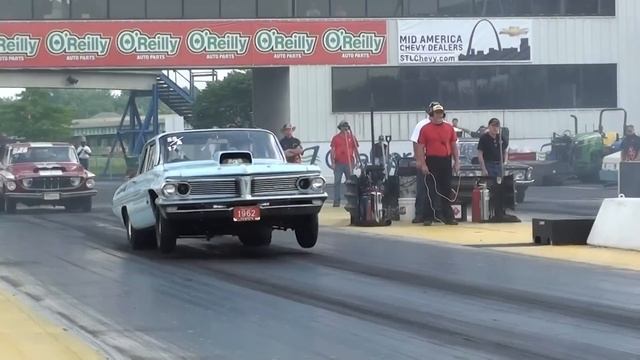 1962 Pontiac Catalina 421 - Gateway Motorsports Park - Huge Wheelie смотреть онлайн
