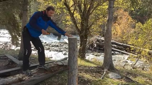 Пытаемся расколоть большое полено смотреть онлайн