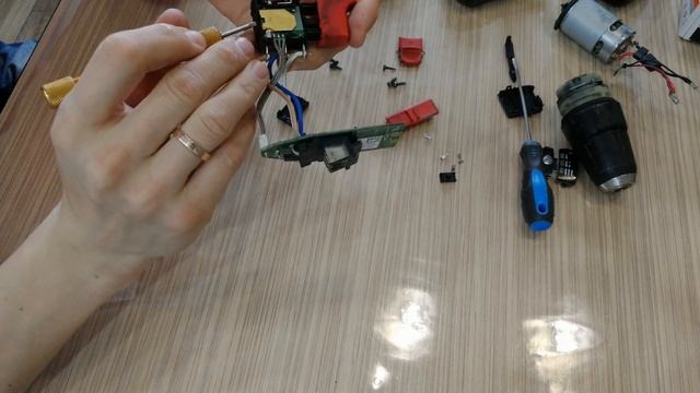 РЕМОНТ КНОПКИ ШУРУПОВЕРТА BOSCH 1440 LI-2 смотреть онлайн