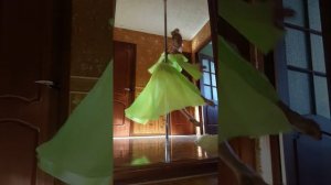 Шоу на пилоне.Танец на пилоне в платье.