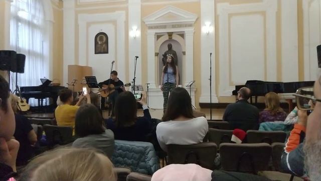 9. май, в Крагуеваце, в Сербии, молодой серб поет русскую песню - Десятый наш десантный батальон