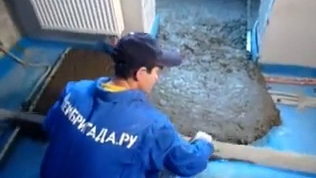 Стяжка пола керамзитовая во время работ мастеров компании Рембригада.ру смотреть онлайн