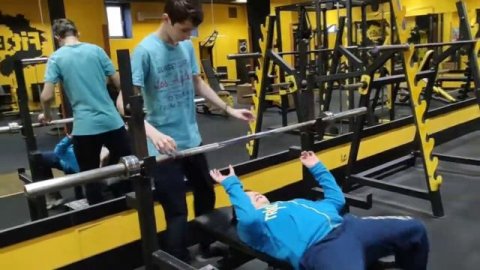 benchpress battle 9yo boy VS 14yo